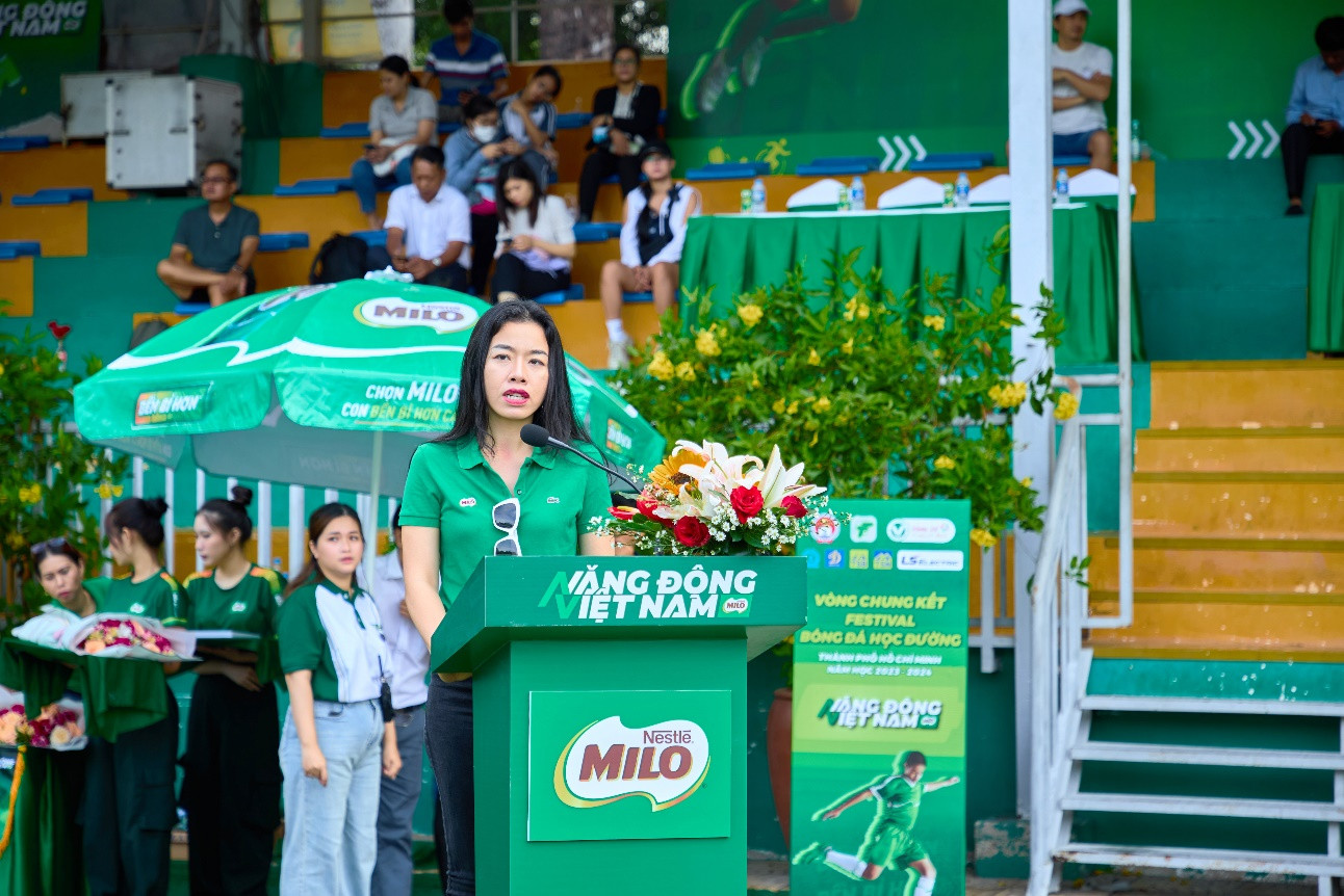 Bà Lê Bùi Thị Mai Uyên, Giám đốc Ngành hàng MILO và Sữa, công ty Nestlé Việt Nam phát biểu tại Lễ Khai mạc Vòng chung kết Festival Bóng đá Học đường TP.HCM năm học 2023-2024 - Cúp Nestlé MILO