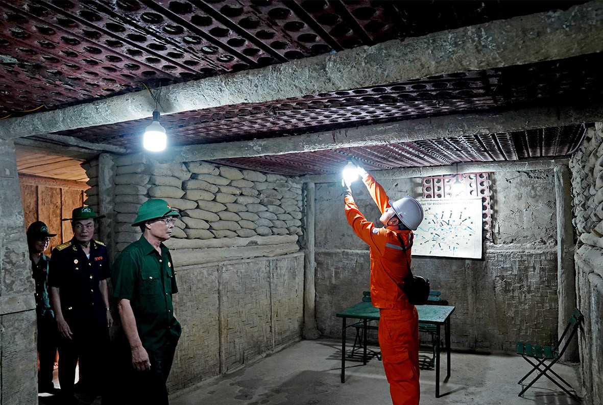 Công nhân điện lực kiểm tra việc cấp điện cho hầm tướng Đờ Cát Công nhân điện lực kiểm tra việc cấp điện cho hầm tướng Đờ Cát