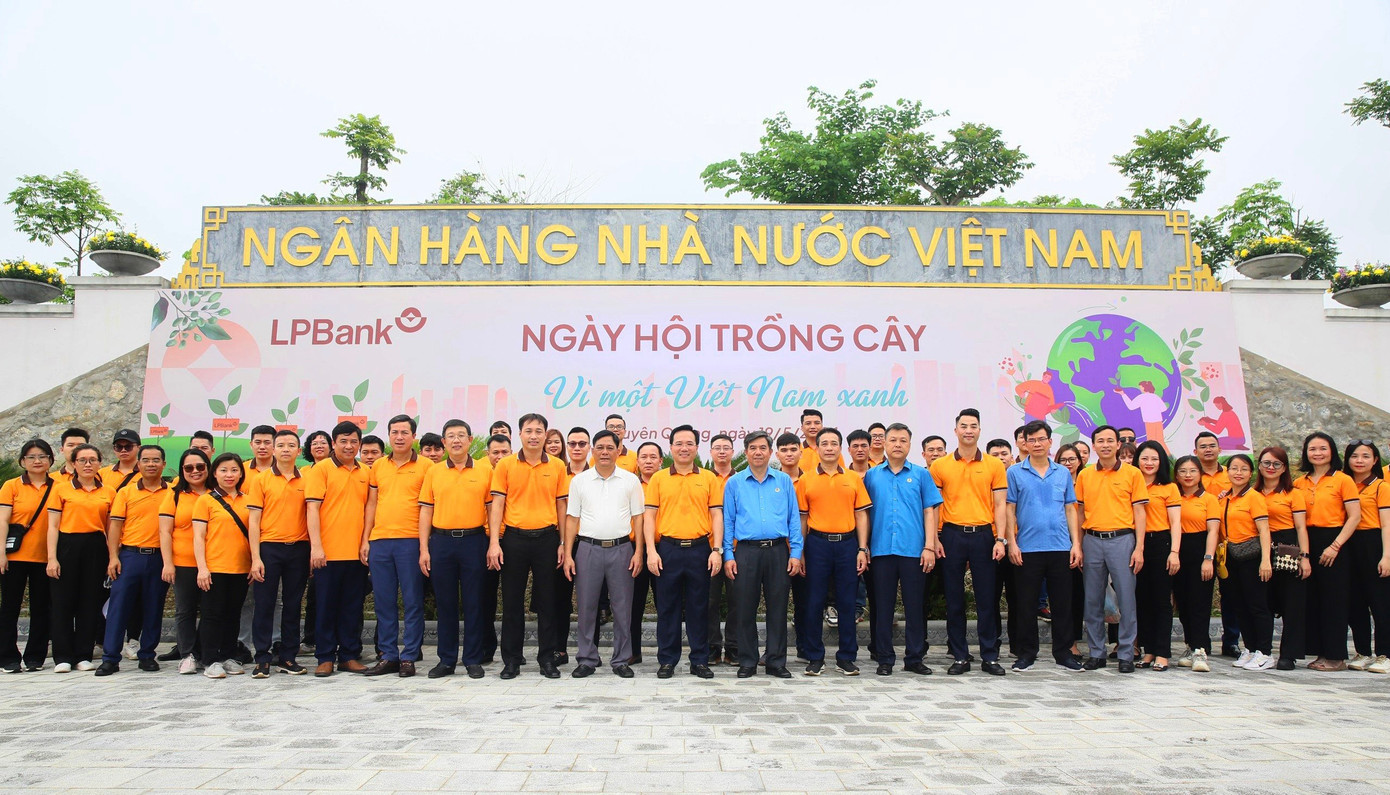 Ngày 19/5 vừa qua, đại diện lãnh đạo LPBank, lãnh đạo Công đoàn Ngân hàng Nhà nước Việt Nam và Ngân hàng Nhà nước tỉnh Tuyên Quang triển khai “Ngày hội trồng cây – Vì một Việt Nam xanh” tại Khu di tích lịch sử ngành Ngân hàng Việt Nam.