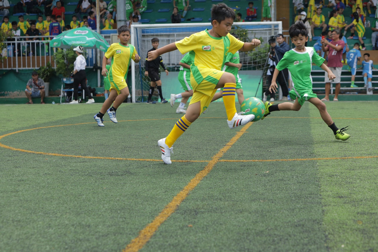 Thông qua bộ môn bóng đá và dinh dưỡng hợp lý, các em được nâng cao thể chất và rèn luyện sự bền bỉ.