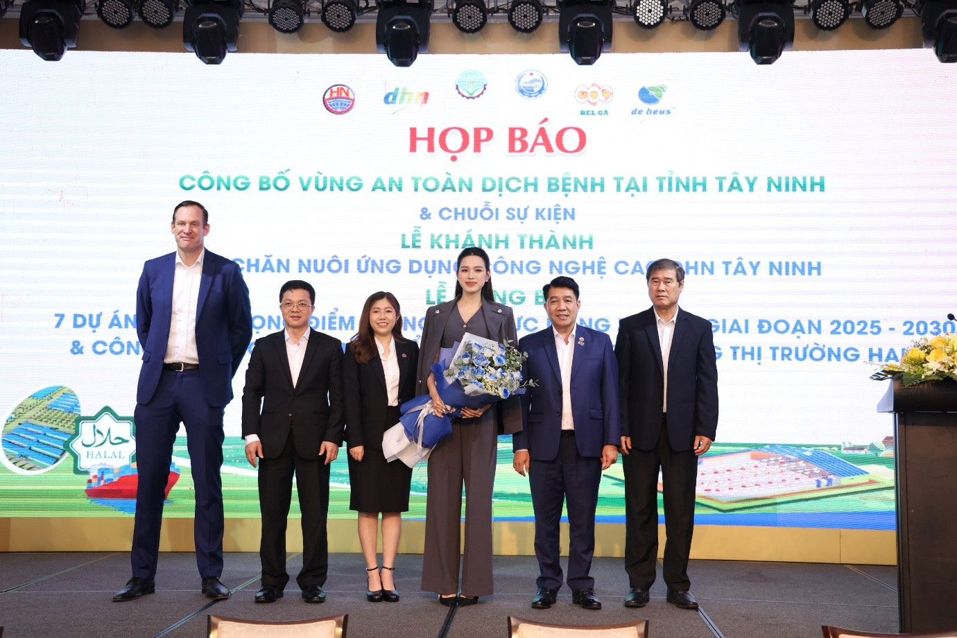 Đại diện Ban tổ chức chuỗi sự kiện ngày 19/5 chụp ảnh lưu niệm cùng Hoa hậu Việt Nam 2020 Đỗ Thị Hà Đại diện Ban tổ chức chuỗi sự kiện ngày 19/5 chụp ảnh lưu niệm cùng Hoa hậu Việt Nam 2020 Đỗ Thị Hà