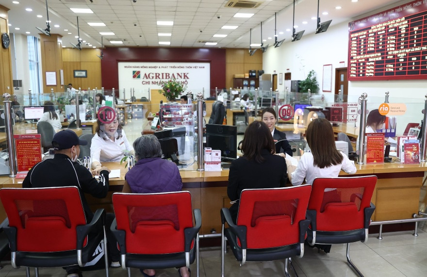 Cán bộ, nhân viên, người lao động Agribank luôn chủ động cập nhật thông tin, nâng cao kiến thức nghiệp vụ, giúp nhiều khách hàng thoát khỏi các vụ lừa đảo qua mạng internet và viễn thông Cán bộ, nhân viên, người lao động Agribank luôn chủ động cập nhật thông tin, nâng cao kiến thức nghiệp vụ, giúp nhiều khách hàng thoát khỏi các vụ lừa đảo qua mạng internet và viễn thông