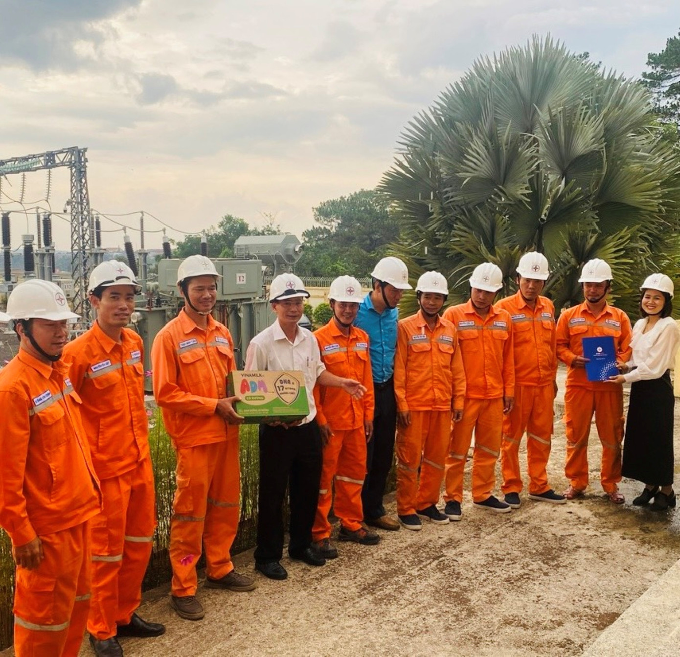 Công đoàn PC Đắk Nông trao quà, động viên công nhân Đội QLVHLĐ Cao thế Đắk Nông