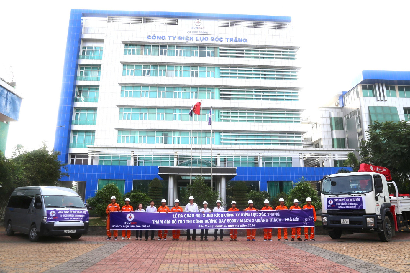 Các kỹ sư, công nhân đội xung kích xây dựng đường dây 500kV mạch 3 Quảng Trạch đến Phố Nối - Công ty Điện lực Sóc Trăng. Ảnh PCST Các kỹ sư, công nhân đội xung kích xây dựng đường dây 500kV mạch 3 Quảng Trạch đến Phố Nối - Công ty Điện lực Sóc Trăng. Ảnh PCST