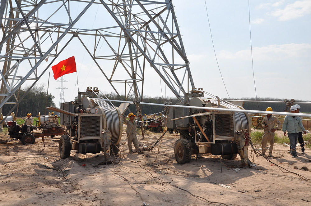 Đường dây 500 kV Pleiku - Mỹ Phước - Cầu Bông do 23 đơn vị cùng tham gia thực hiện Đường dây 500 kV Pleiku - Mỹ Phước - Cầu Bông do 23 đơn vị cùng tham gia thực hiện