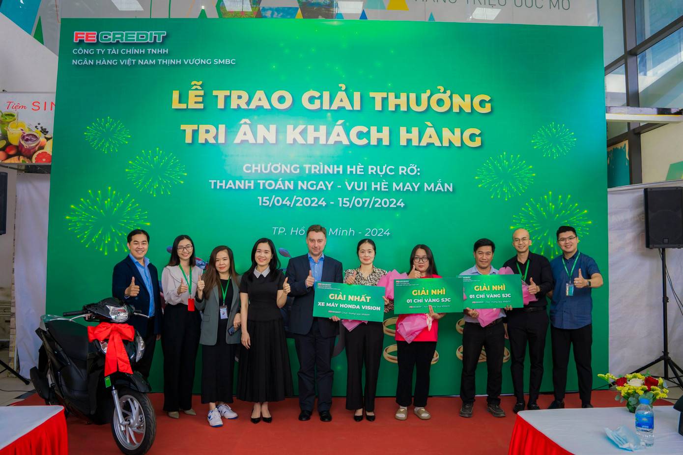 Đại diện FE CREDIT chụp ảnh lưu niệm cùng các khách hàng may mắn trúng thưởng.Ảnh: FE CREDIT.