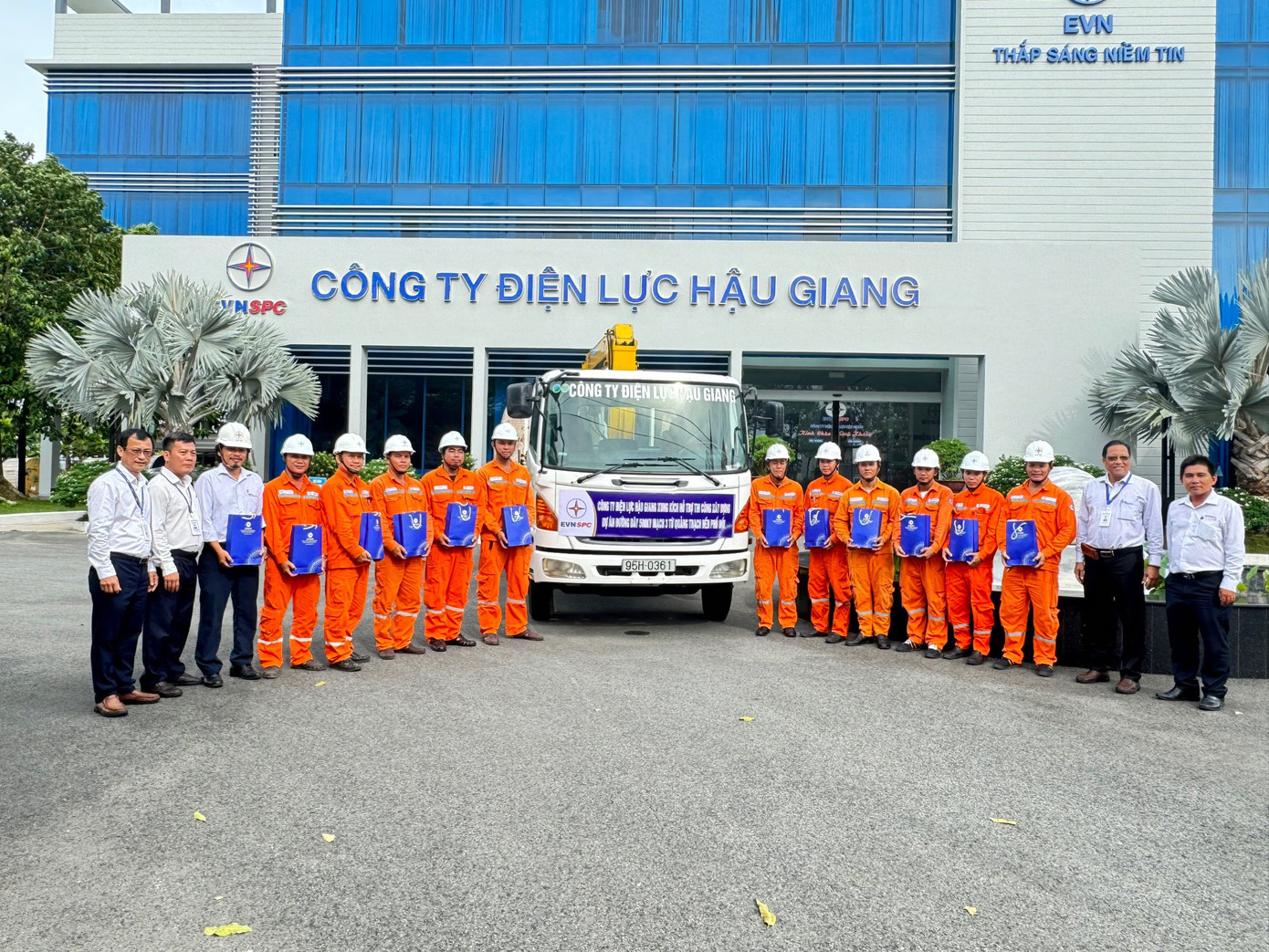 Đội xung kích PC Hậu Giang - EVNSPC được lãnh đạo công ty gặp mặt trao quà, giao nhiệm vụ trước khi "Bắc tiến" Đội xung kích PC Hậu Giang - EVNSPC được lãnh đạo công ty gặp mặt trao quà, giao nhiệm vụ trước khi "Bắc tiến"