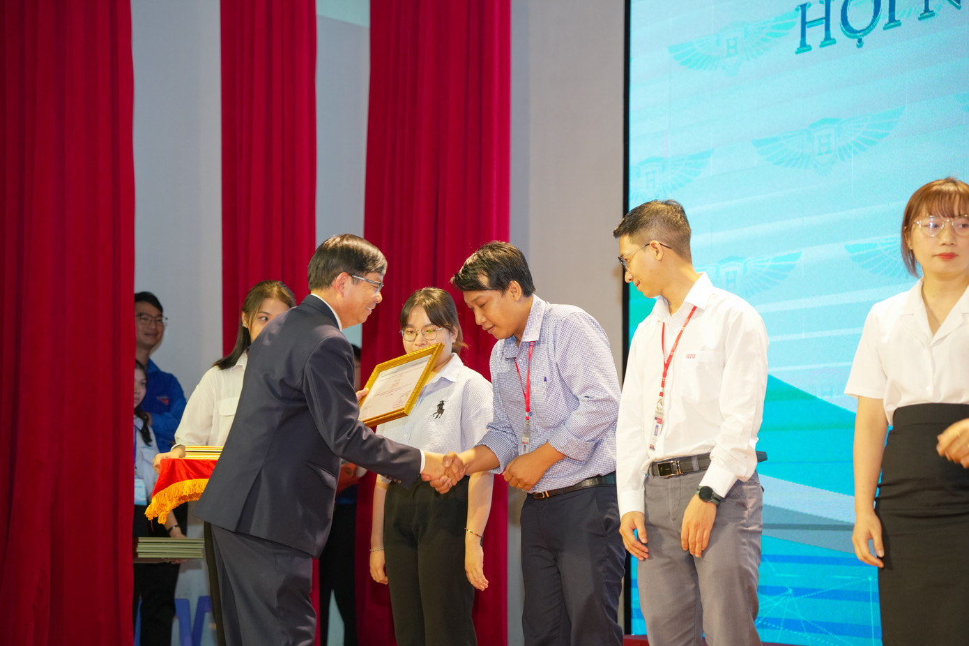 PGS.TS. Lê Khắc Cường – Phó Hiệu trưởng HIU trao tặng bằng khen cho các báo cáo viên khoa học trẻ tuổi xuất sắc tại hội nghị PGS.TS. Lê Khắc Cường – Phó Hiệu trưởng HIU trao tặng bằng khen cho các báo cáo viên khoa học trẻ tuổi xuất sắc tại hội nghị