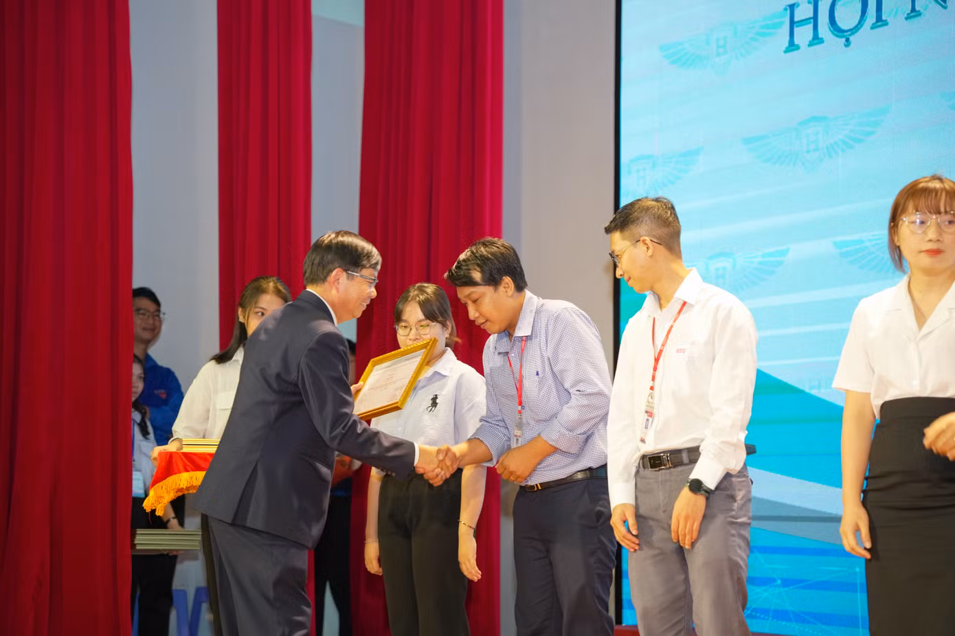 PGS.TS. Lê Khắc Cường – Phó Hiệu trưởng HIU trao tặng bằng khen cho các báo cáo viên khoa học trẻ tuổi xuất sắc tại hội nghị
