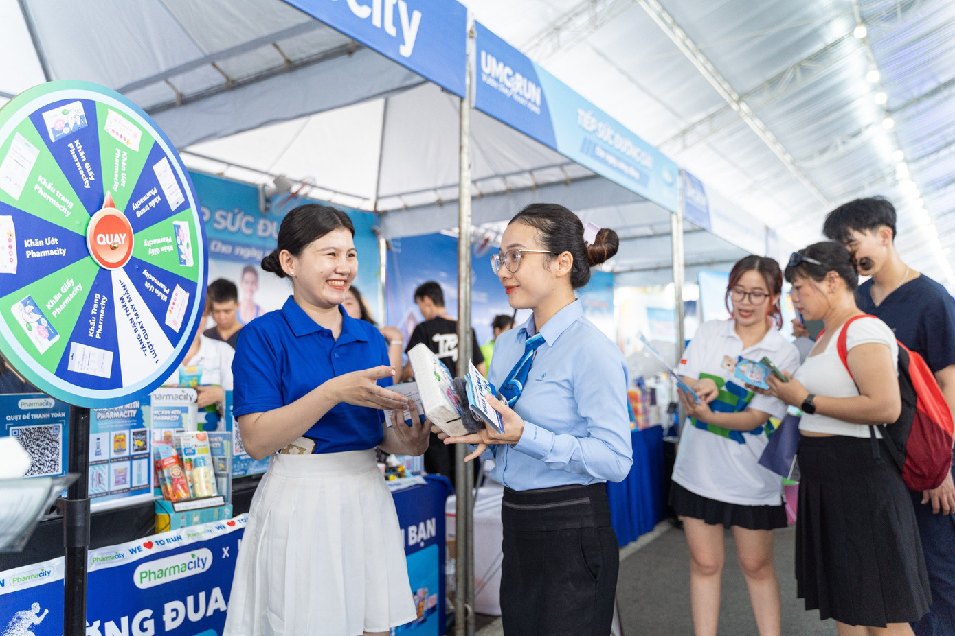 Nhiều quà tặng hấp dẫn tại gian hàng Pharmacity đã thu hút đông đảo khách hàng tham quan và mua sắm Nhiều quà tặng hấp dẫn tại gian hàng Pharmacity đã thu hút đông đảo khách hàng tham quan và mua sắm