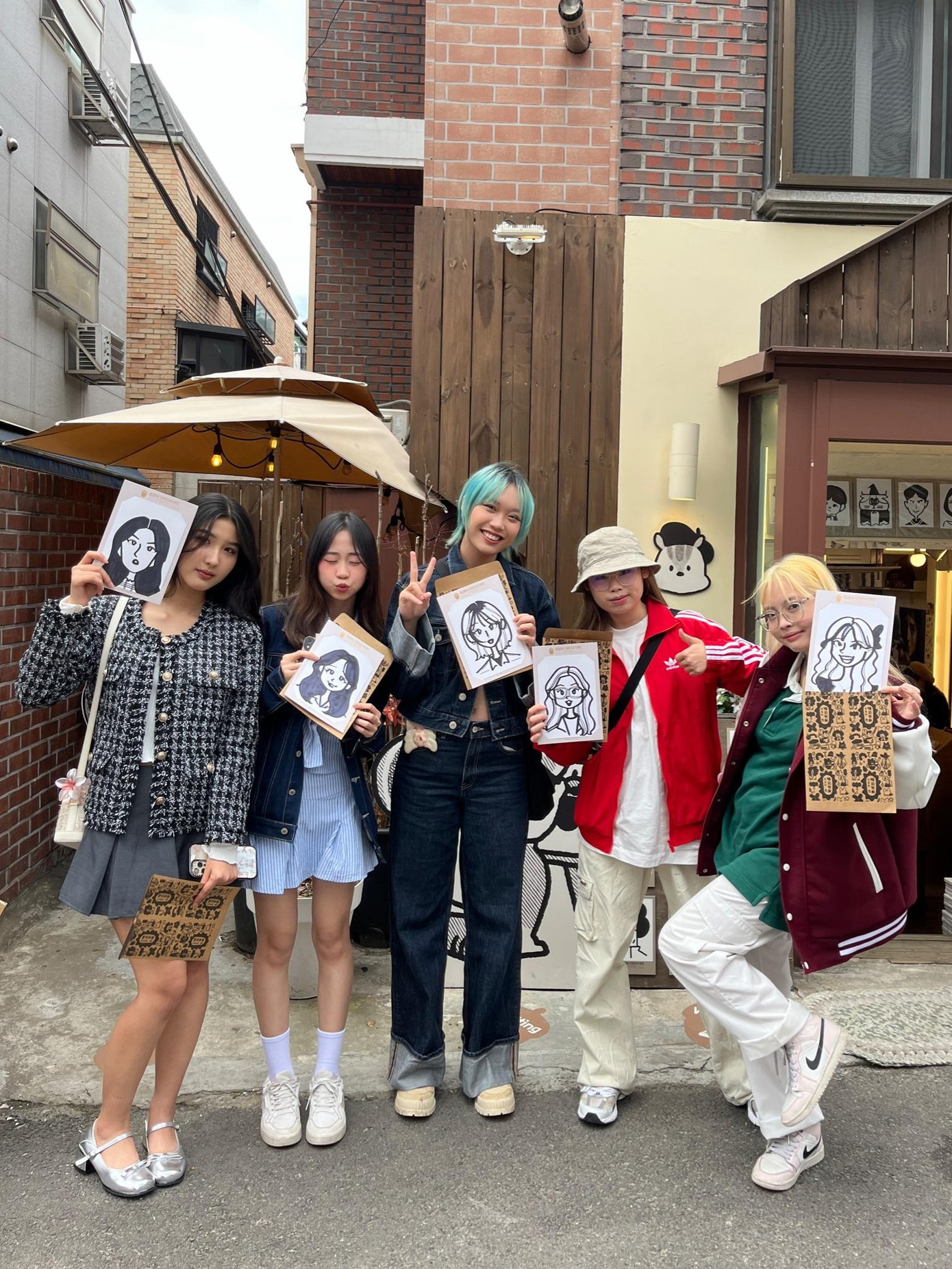 Sinh viên trường Đại học FPT hào hứng với tranh phác hoạ cá nhân tại khu phố Yeonnam