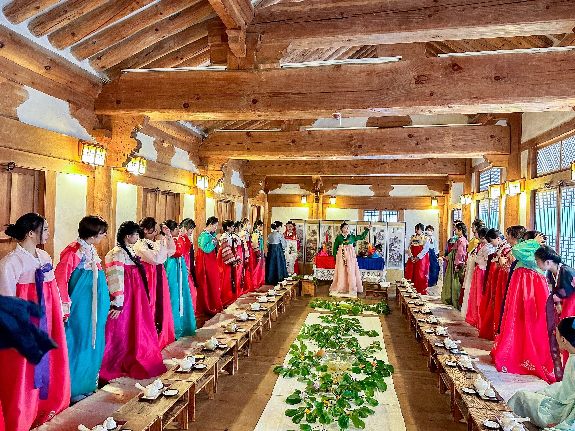 Sinh viên nhóm ngành ngôn ngữ tại UEF được trang bị kiến thức từ ngôn ngữ đến văn hóa