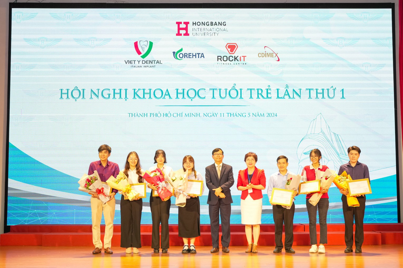 Các báo cáo viên khoa học trẻ được vinh danh trao thưởng tại hội nghị Các báo cáo viên khoa học trẻ được vinh danh trao thưởng tại hội nghị