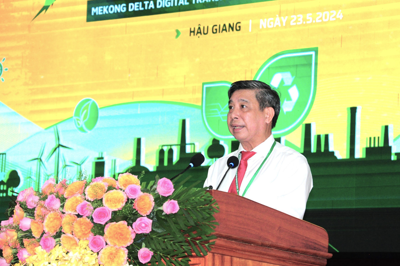 Chủ tịch UBND tỉnh Hậu Giang – Đồng Văn Thanh phát biểu tại phiên toàn thể