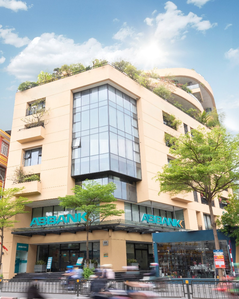 ABBANK luôn chú trọng phát triển các sản phẩm dịch vụ, giải pháp tài chính hiệu quả và linh hoạt, phù hợp với từng nhóm khách hàng ABBANK luôn chú trọng phát triển các sản phẩm dịch vụ, giải pháp tài chính hiệu quả và linh hoạt, phù hợp với từng nhóm khách hàng