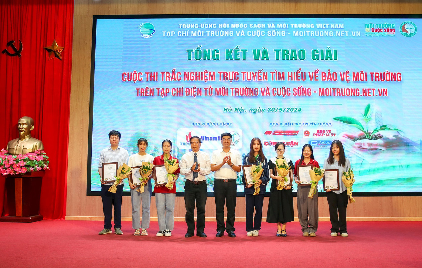Ban tổ chức trao giấy chứng nhận cho các thí sinh đạt giải trong Cuộc thi Ban tổ chức trao giấy chứng nhận cho các thí sinh đạt giải trong Cuộc thi