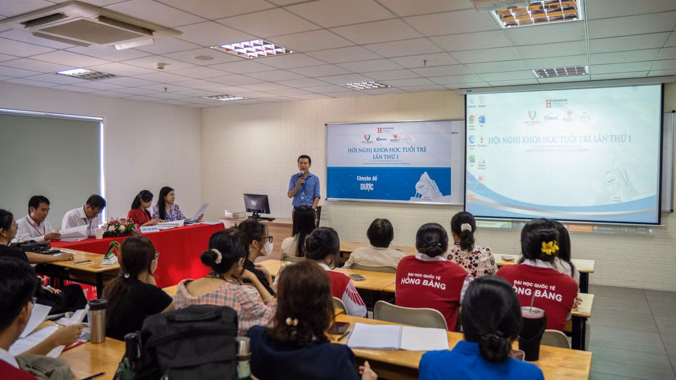 Một phiên báo cáo khoa học tại hội trường nhỏ trong khuôn khổ hội nghị