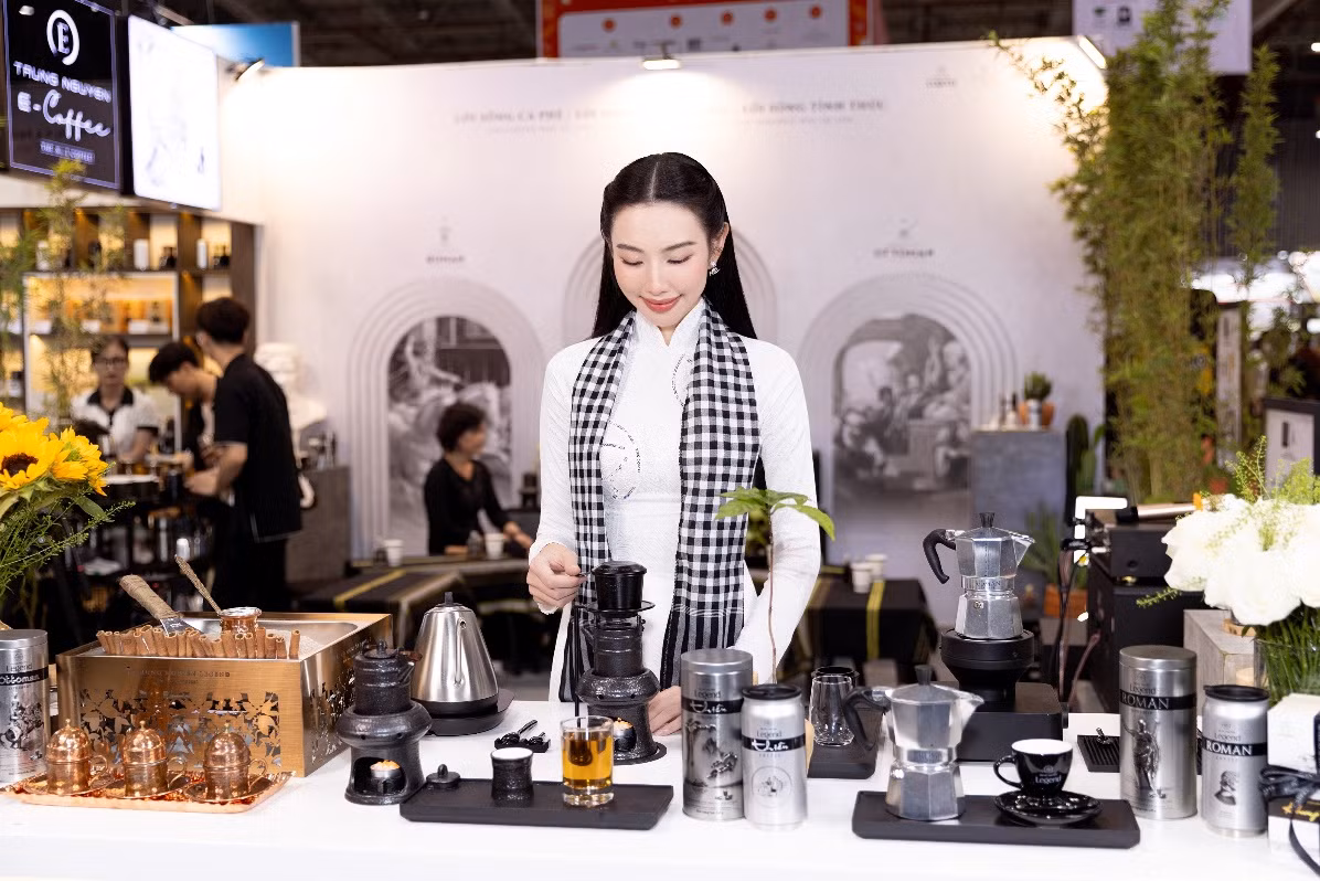 Hoa hậu Hòa bình Quốc tế Thùy Tiên trải nghiệm những phong cách thưởng lãm cà phê khác biệt theo 3 nền văn minh cà phê thế giới tại Trung Nguyên E-Coffee.