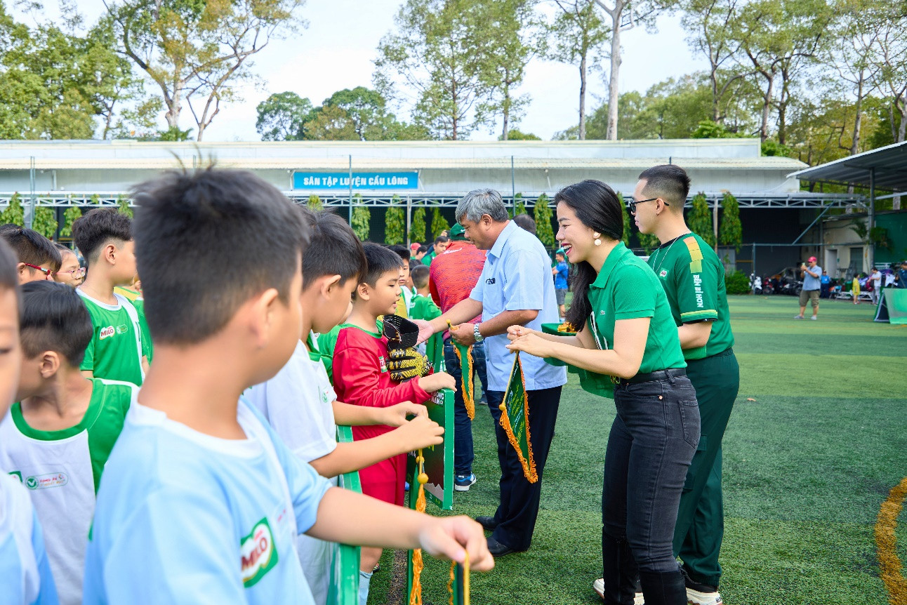 Bà Lê Bùi Thị Mai Uyên, Giám đốc Ngành hàng MILO và Sữa, công ty Nestlé Việt Nam trao tặng cờ lưu niệm cho các đội tham gia thi đấu