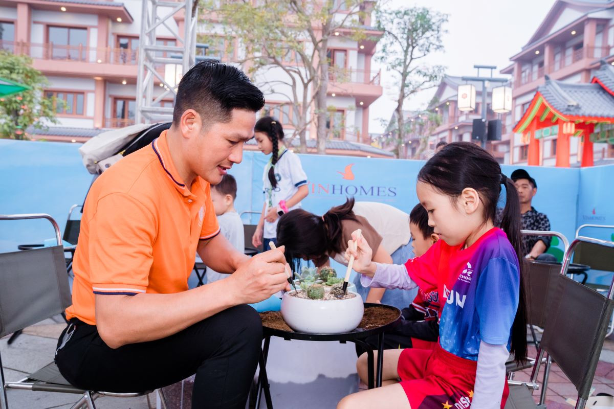 Cư dân nhí cùng ba mẹ tham gia các hoạt động cộng đồng do CLB Sống Xanh - Văn minh - Đẳng cấp tổ chức.