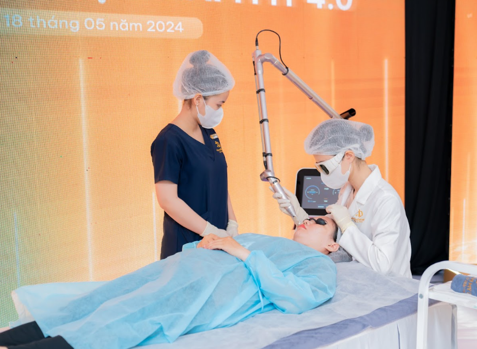 Bác sĩ DIVA thực hiện điều trị trải nghiệm cho khách hàng ngay tại sự kiện