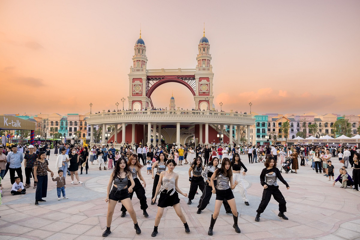 Những màn Dance cover đặc sắc là “món ăn” tinh thần với nhiều bạn trẻ khi đến với K-Town Những màn Dance cover đặc sắc là “món ăn” tinh thần với nhiều bạn trẻ khi đến với K-Town