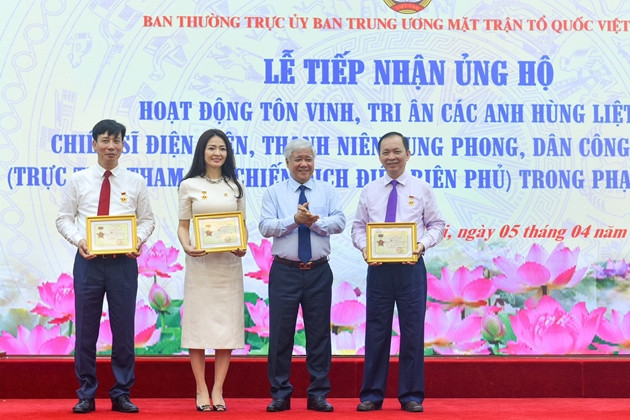 Đ/c Phạm Đức Tuấn - Thành viên Hội đồng Thành viên Agribank ( thứ Nhất từ trái sang) nhận Kỷ niệm chương "Vì sự nghiệp đại đoàn kết dân tộc" tại Lễ tiếp nhận ủng hộ hoạt động tôn vinh, tri ân các anh hùng liệt sĩ, chiến sĩ Điện Biên, thanh niên xung phong, dân công hỏa tuyến (trực tiếp tham gia chiến dịch Điện Biên Phủ) trong phạm vi toàn quốc