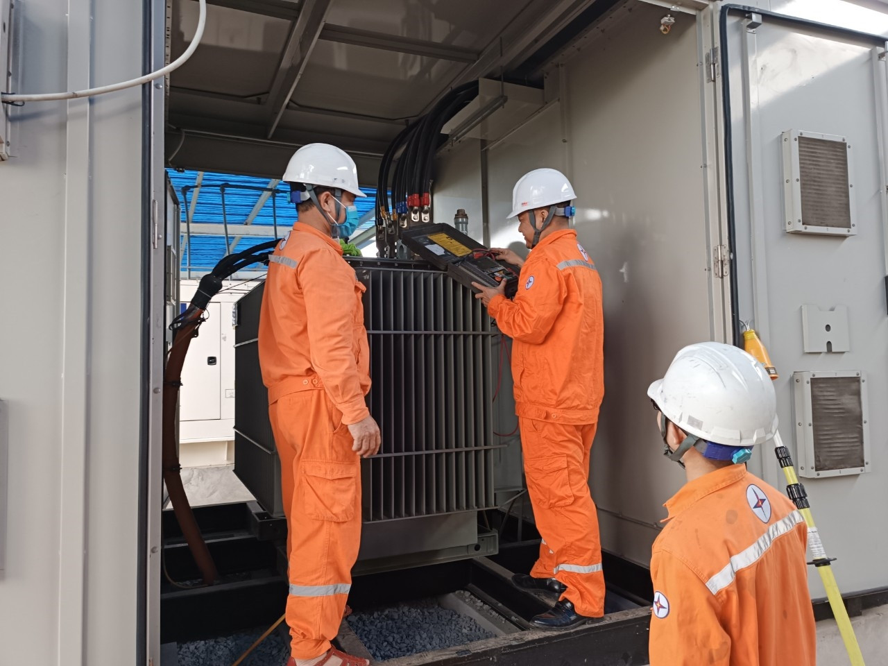 Công nhân Điện lực Đông Hưng (Thái Bình) đo điện trở cách điện MBA của khách hàng