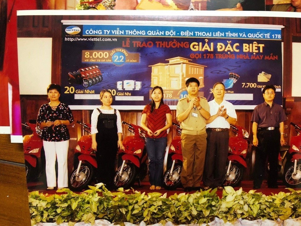 Ông Dương Văn Tính, nguyên Bí thư Đảng ủy, Phó Tổng giám đốc Tập đoàn Viettel (người mặc quân phục đứng giữa) trong một buổi lễ trao thưởng chương trình khuyến mại của dịch vụ VoIP 178.