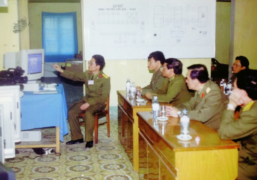 Ông Nguyễn Mạnh Hùng (người ngồi gần máy tính) – nguyên Chủ tịch kiêm Tổng giám đốc Viettel, đang thuyết trình với lãnh đạo về phương án triển khai đường trục 1A.