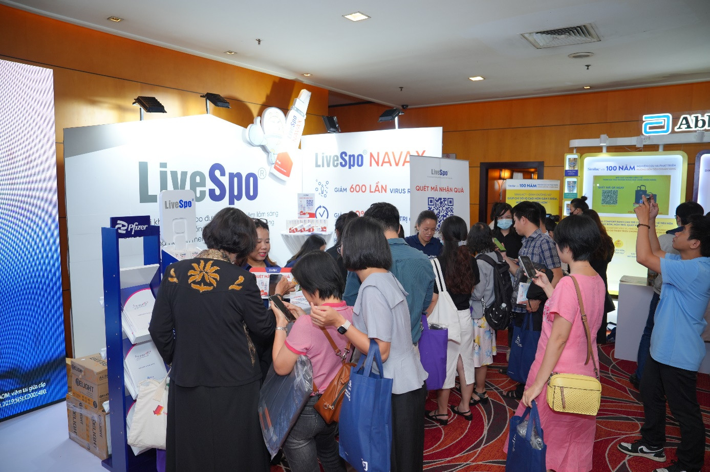 Gian hàng LiveSpo thu hút đông đảo y bác sĩ tại Hội nghị Khoa học Nhi Khoa 2024