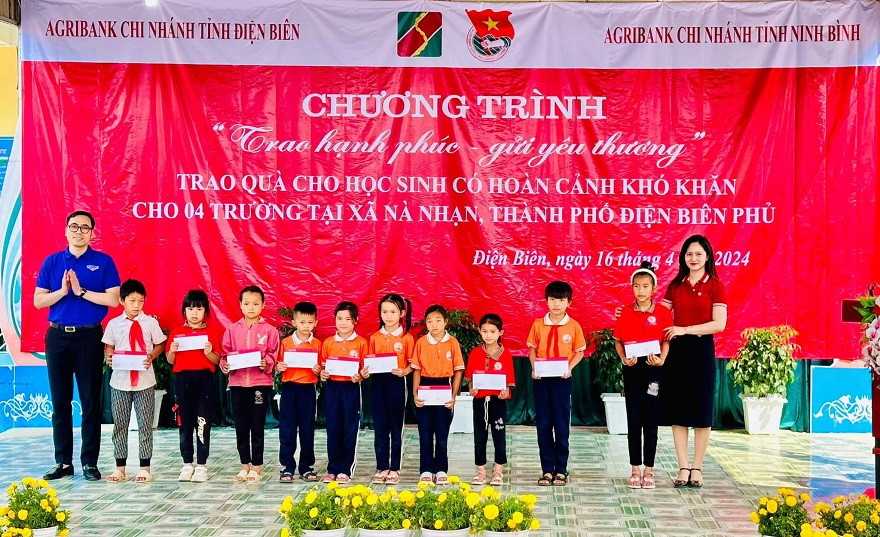 Agribank Chi nhánh tỉnh Điện Biên phối hợp cùng Agribank Chi nhánh tỉnh Ninh Bình tổ chức chương trình “Trao hạnh phúc - Gửi yêu thương” cho các em học sinh có hoàn cảnh khó khăn của 04 trường ở xã Nà Nhạn, thành phố Điện Biên Phủ, tỉnh Điện Biên.