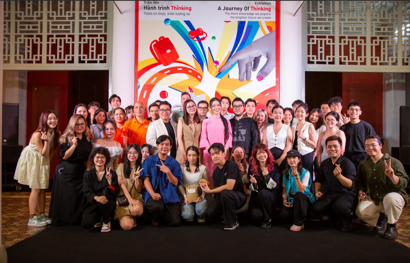 Minh Luật chụp hình lưu niệm cùng Hội đồng Đánh giá, Khách mời, Ban Tổ chức và các thí sinh đoạt giải của chương trình