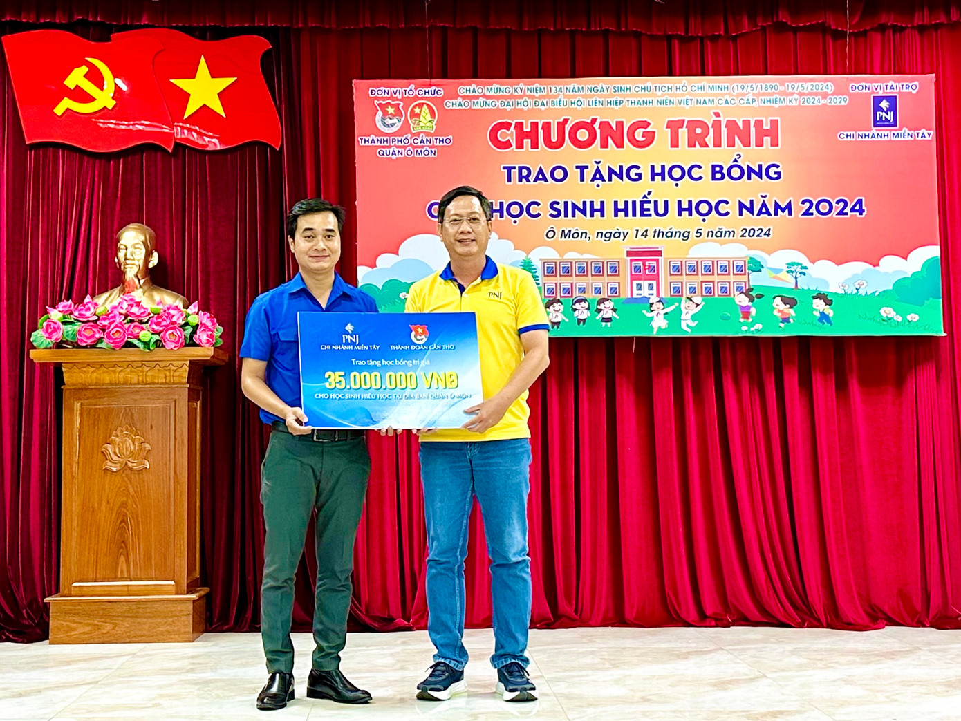 Ông Nguyễn Ngọc Huy – Giám đốc PNJ miền Tây trao học bổng cho học sinh nghèo hiếu học trên địa bàn quận Ô Môn.