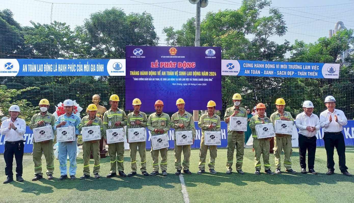 Đại diện Ban lãnh đạo Xi Măng Xuân Thành trao khen CBCNV đạt thành tích tốt trong công tác đảm bảo An toàn vệ sinh lao động năm 2023