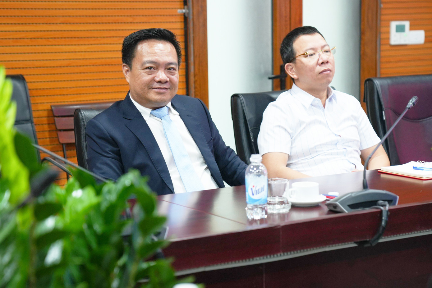 Ông Bùi Văn Phượng – Tổng Giám đốc Công ty Cổ phần Tiền Phong (bên trái). Ông Bùi Văn Phượng – Tổng Giám đốc Công ty Cổ phần Tiền Phong (bên trái).