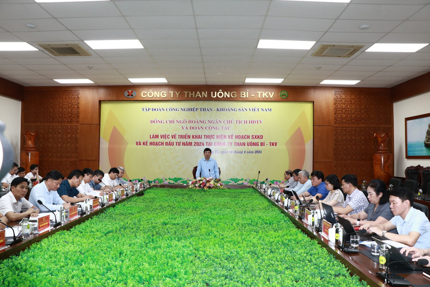 Bí thư Đảng uỷ, Chủ tịch HĐTV TKV Ngô Hoàng Ngân chủ trì làm việc với Than Uông Bí và các đơn vị Bí thư Đảng uỷ, Chủ tịch HĐTV TKV Ngô Hoàng Ngân chủ trì làm việc với Than Uông Bí và các đơn vị