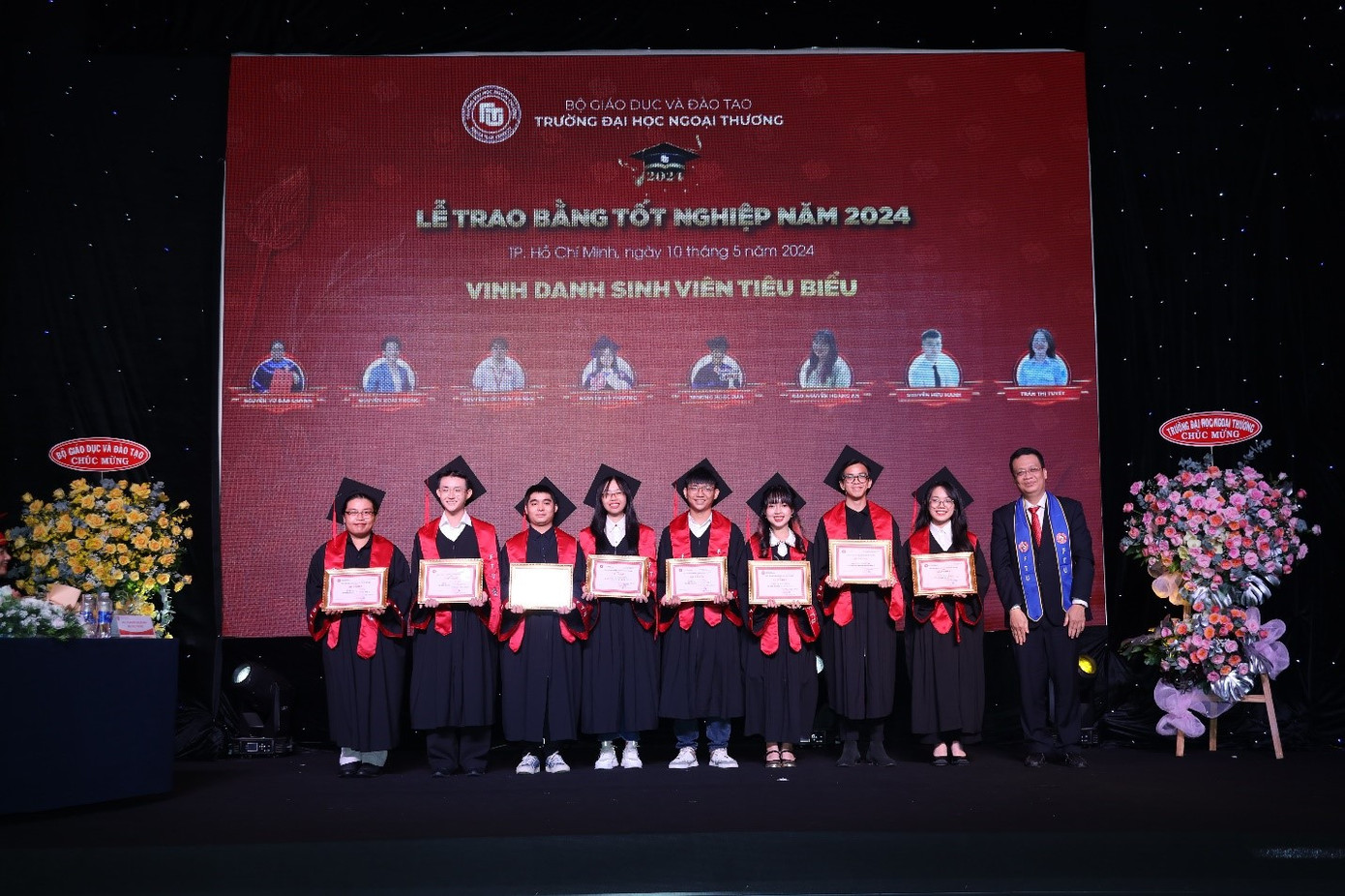 PGS, TS Nguyễn Xuân Minh – Giám đốc Cơ sở II trao tặng Giấy khen cho các tân Cử nhân có thành tích xuất sắc trong học tập và rèn luyện.