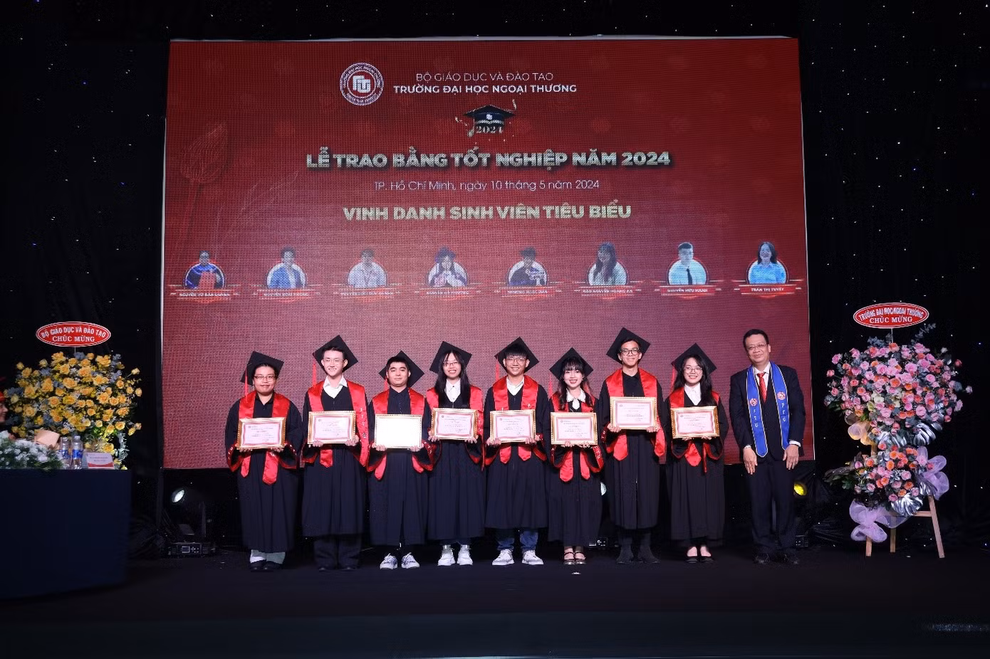 PGS, TS Nguyễn Xuân Minh – Giám đốc Cơ sở II trao tặng Giấy khen cho các tân Cử nhân có thành tích xuất sắc trong học tập và rèn luyện. PGS, TS Nguyễn Xuân Minh – Giám đốc Cơ sở II trao tặng Giấy khen cho các tân Cử nhân có thành tích xuất sắc trong học tập và rèn luyện.