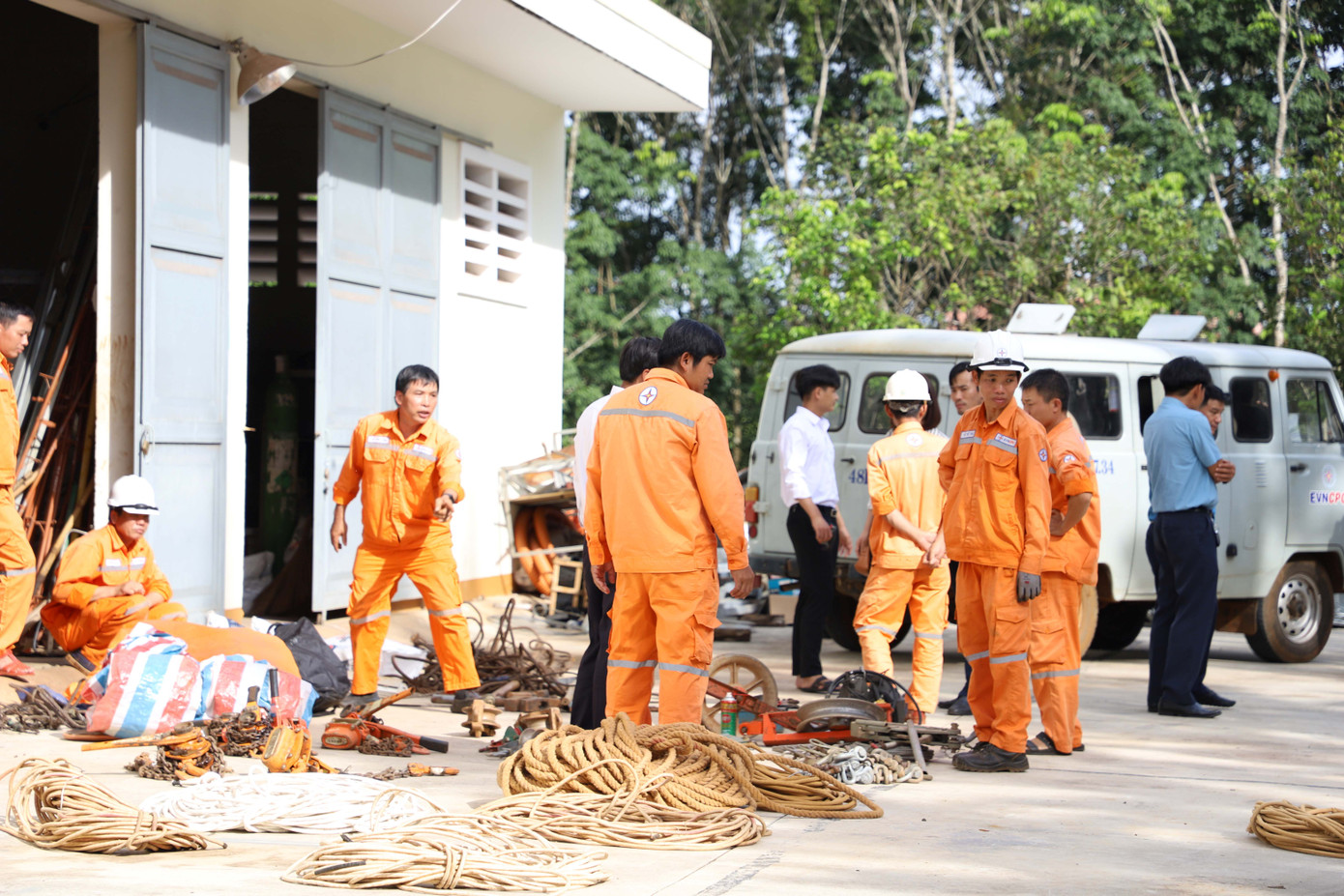 Các thành viên trong đội mang theo thiết bị thi công đường dây