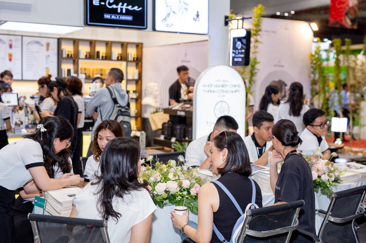 Đông đảo đối tác, khách hàng tham gia tư vấn, mong muốn khởi nghiệp thành công cùng Trung Nguyên E-Coffee tại Café Show Việt Nam 2024.
