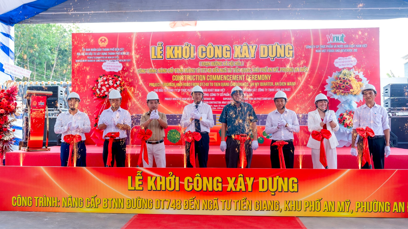 Nghi thức động thổ trong dự án nâng cấp đoạn đường xã hội hóa - Ảnh: VINUT Nghi thức động thổ trong dự án nâng cấp đoạn đường xã hội hóa - Ảnh: VINUT
