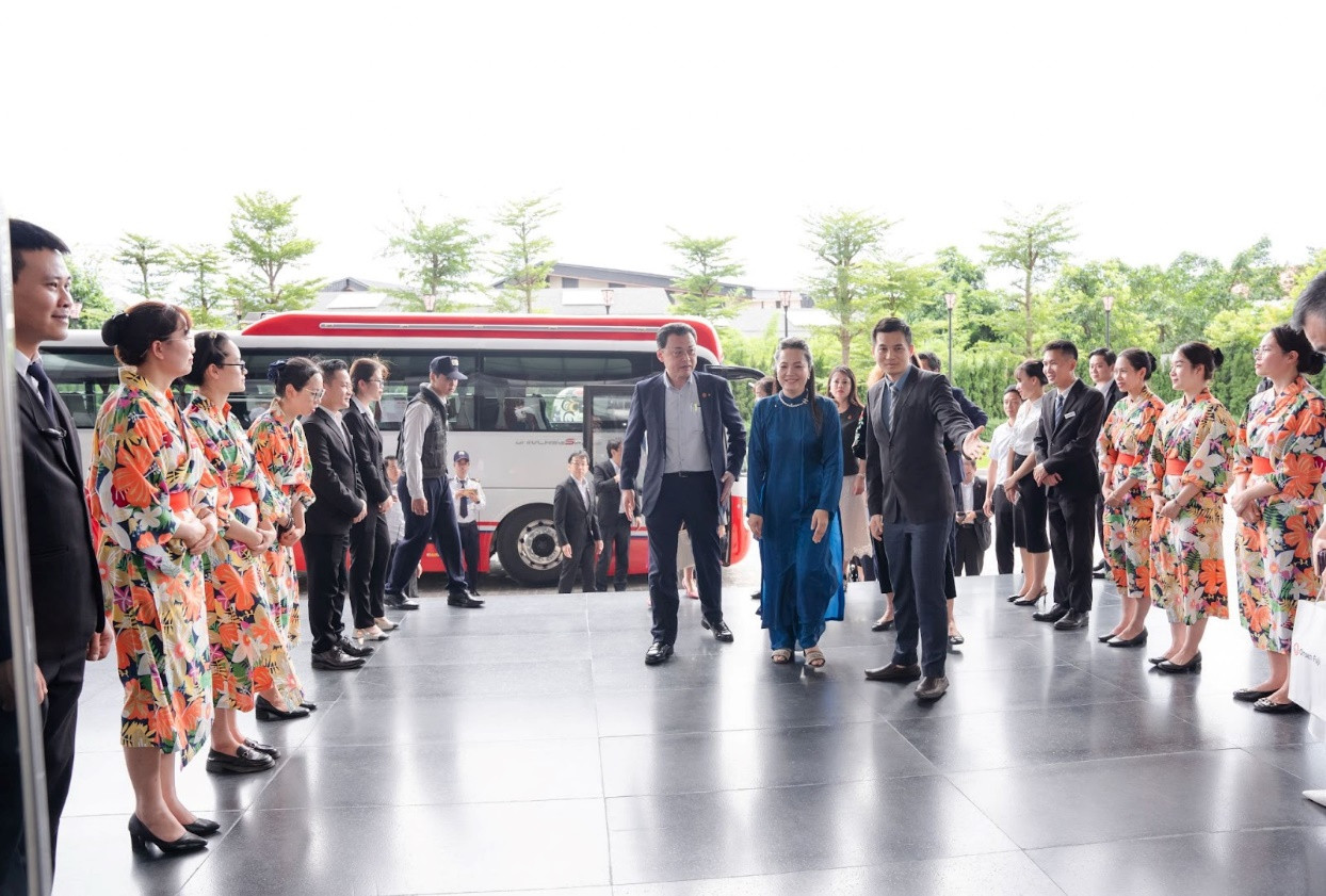 Đại diện tỉnh Phú Thọ và tập đoàn Onsen Fuji đón ngài Thống đốc và phái đoàn Nhật Bản