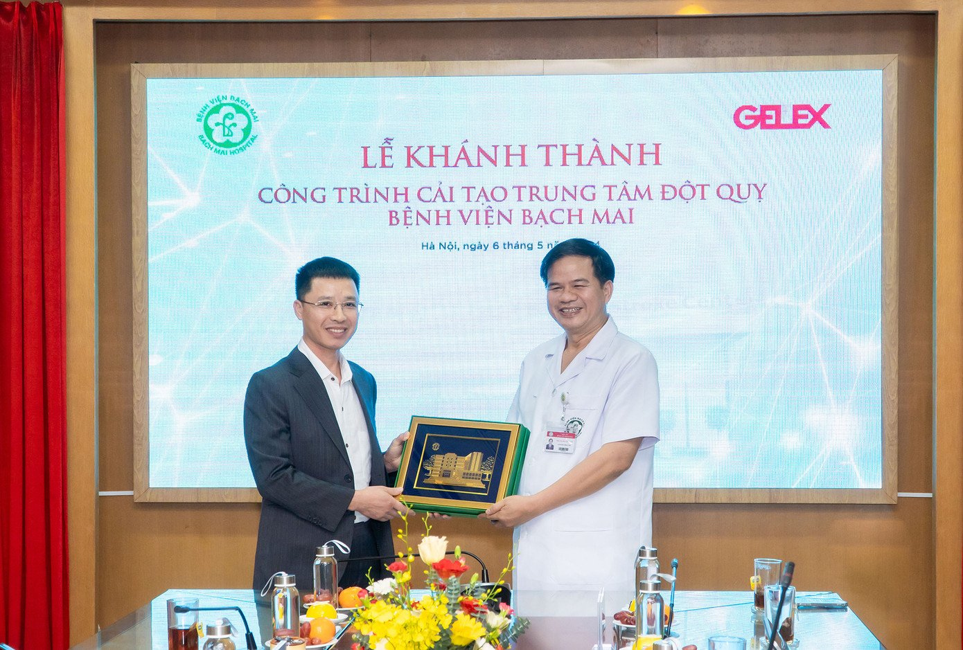 PGS.TS Đào Xuân Cơ - Giám đốc Bệnh viện Bạch Mai tặng quà lưu niệm cho Ông Nguyễn Trọng Hiền - Chủ tịch Tập đoàn GELEX