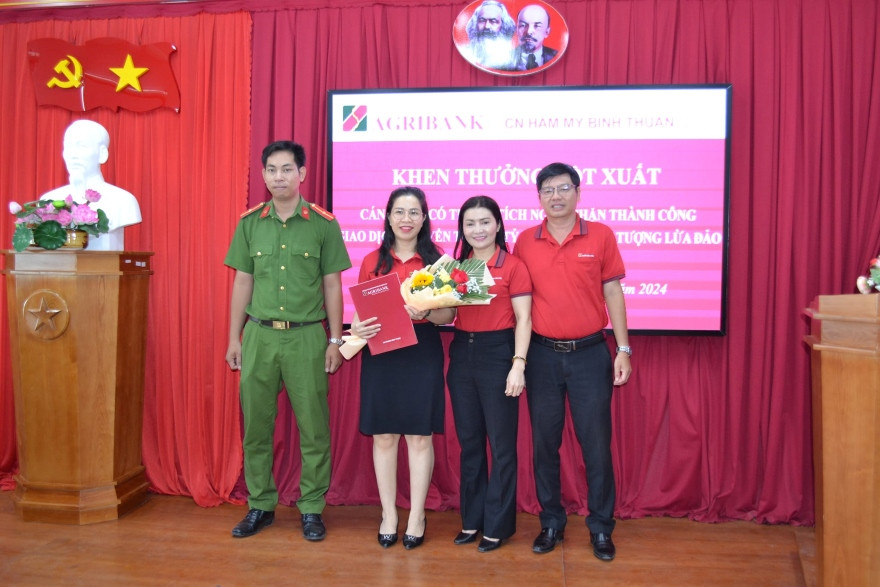 Giao dịch viên Lê Thị Duyên (Chi nhánh Hàm Mỹ, Bình Thuận) được khen thưởng đột xuất vì đã kịp thời ngăn chặn vụ lừa đảo, giúp khách hàng bảo toàn số tiền hơn 1,8 tỷ đồng trong sổ tiết kiệm Giao dịch viên Lê Thị Duyên (Chi nhánh Hàm Mỹ, Bình Thuận) được khen thưởng đột xuất vì đã kịp thời ngăn chặn vụ lừa đảo, giúp khách hàng bảo toàn số tiền hơn 1,8 tỷ đồng trong sổ tiết kiệm