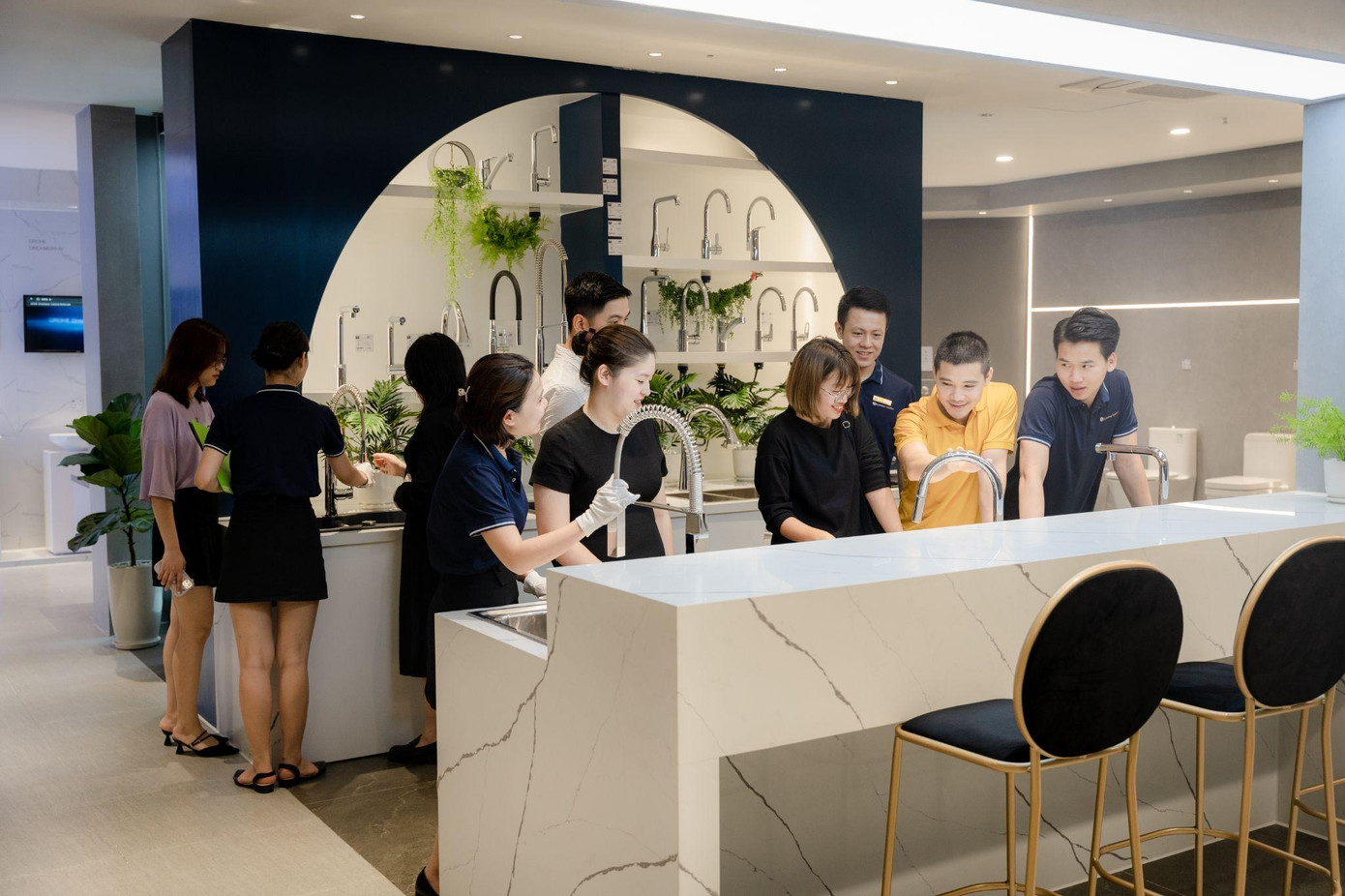 Khách hàng trực tiếp trải nghiệm tại showroom S.Home Solution với quy mô hơn 3000m2