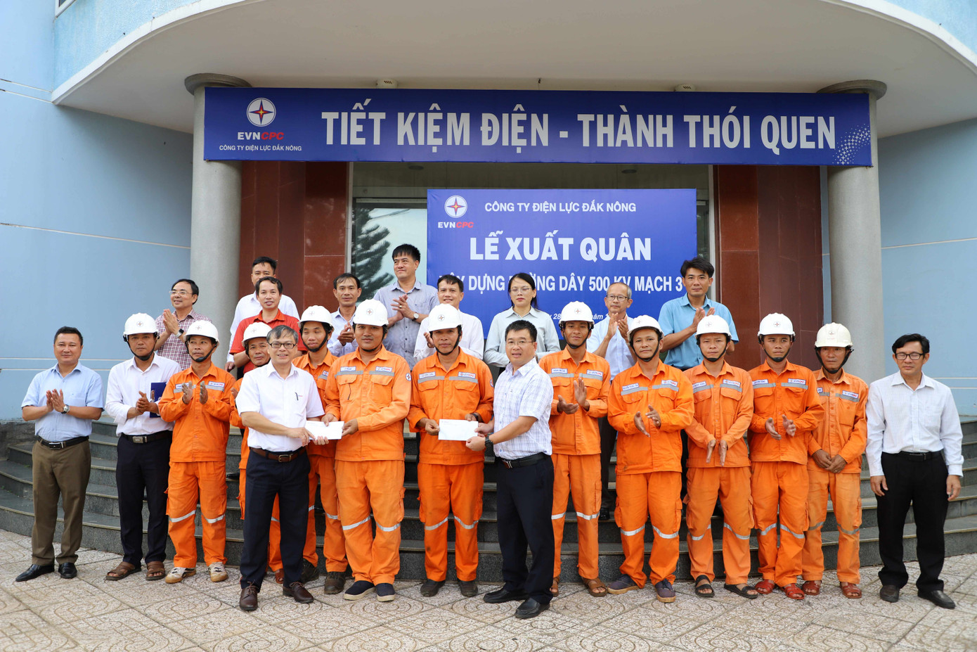 Lãnh đạo PC Đắk Nông tặng quà, động viên Đội xung kích lên đường