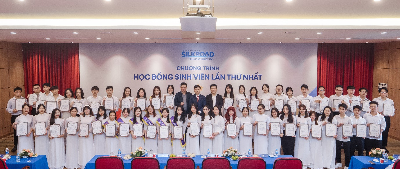 Sinh viên các trường đại học tại Hà Nội được trao tặng học bổng của SILKROAD HANOI JSC.