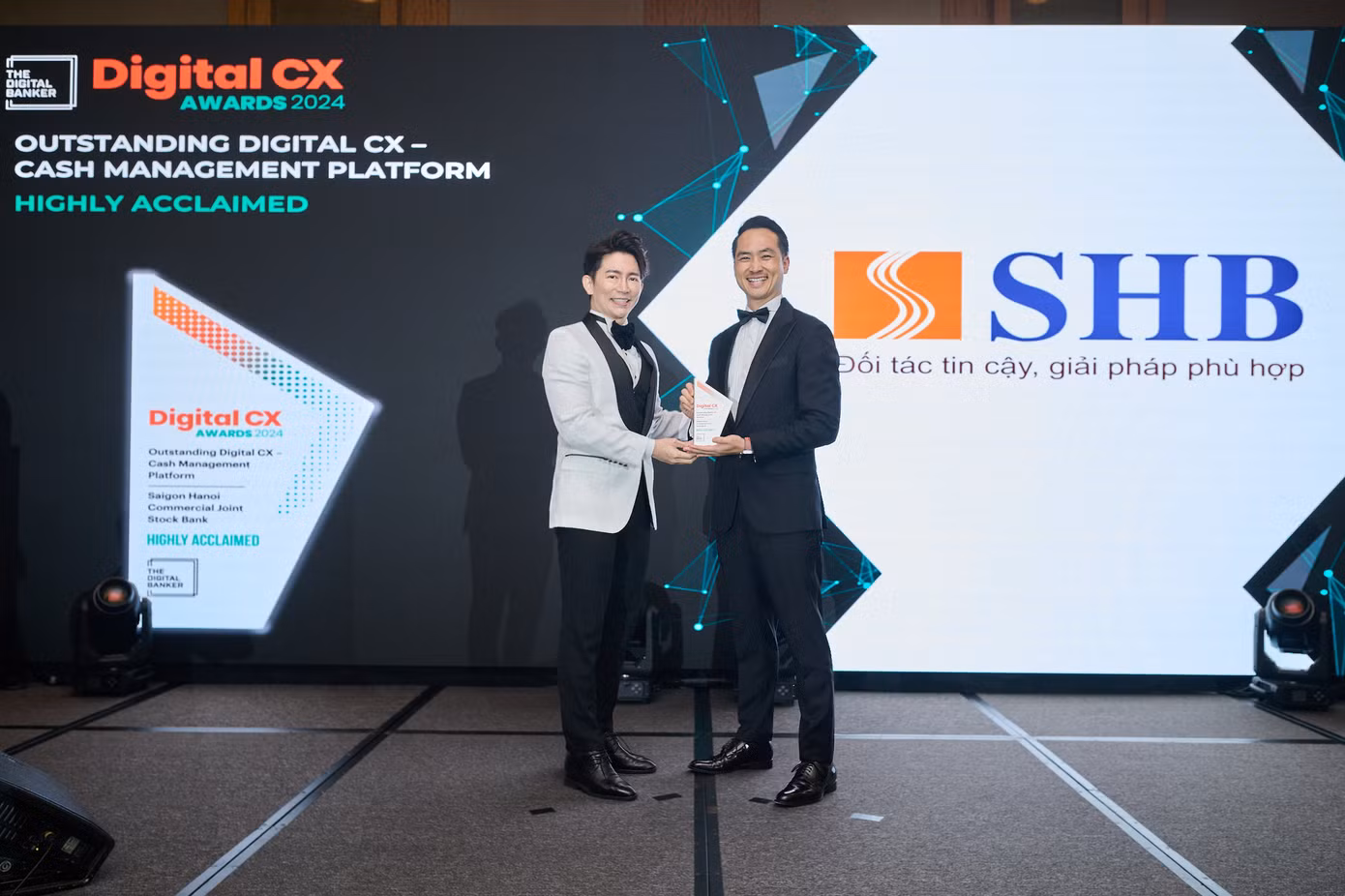 Sản phẩm “Dịch vụ thu hộ qua tài khoản định danh SLINK” được vinh danh tại hạng mục giải thưởng Outstanding Digital CX – Cash Management Platform (Trải nghiệm trên nền tảng số nổi bật nhất – hạng mục Nền tảng quản lý dòng tiền) Sản phẩm “Dịch vụ thu hộ qua tài khoản định danh SLINK” được vinh danh tại hạng mục giải thưởng Outstanding Digital CX – Cash Management Platform (Trải nghiệm trên nền tảng số nổi bật nhất – hạng mục Nền tảng quản lý dòng tiền)