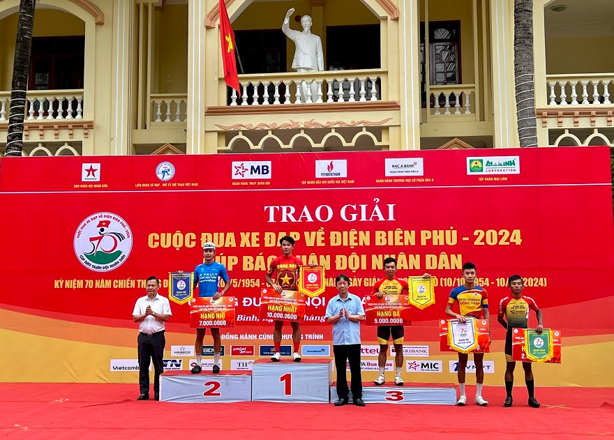 Đại diện Agribank, đồng chí Nguyễn Hữu Thắng - Phó Giám đốc Agribank Chi nhánh Hòa Bình trao giải cho các vận động viên tham gia Cuộc đua xe đạp "Về Điện Biên Phủ năm 2024 - Cup Báo Quân đội Nhân dân"